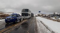 Nieve en Altas Cumbres: tuvieron que auxiliar a un grupo de estudiantes y a micros con turistas 