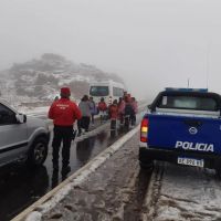 Altas cumbres: policías auxiliaron a estudiantes y turistas que quedaron en medio de la nieve