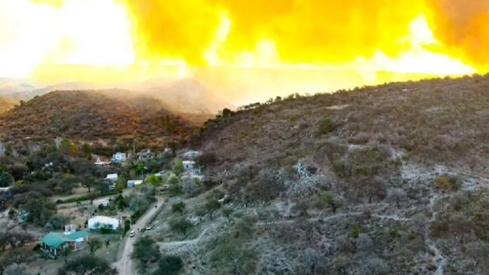 Bomberos aún combate un incendio en Traslasierra