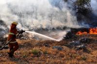 Intenso trabajo de los bomberos en el incendio en Traslasierra que está fuera de control