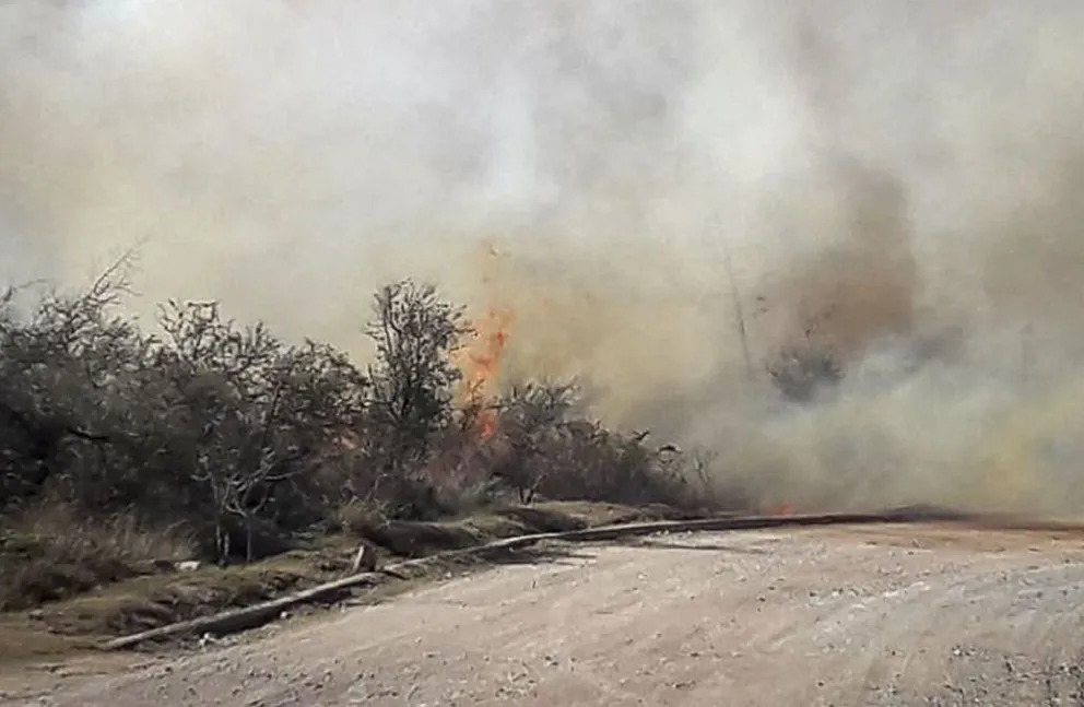 Altas Cumbres: la ruta está cortada y sigue la lucha contra el fuego
