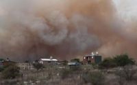 Un incendio forestal amenaza viviendas en Traslasierra
