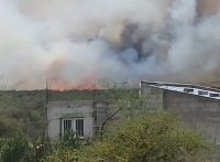 Incendio en Traslasierra: el fuego alcanzó una casa y hay familias evacuadas