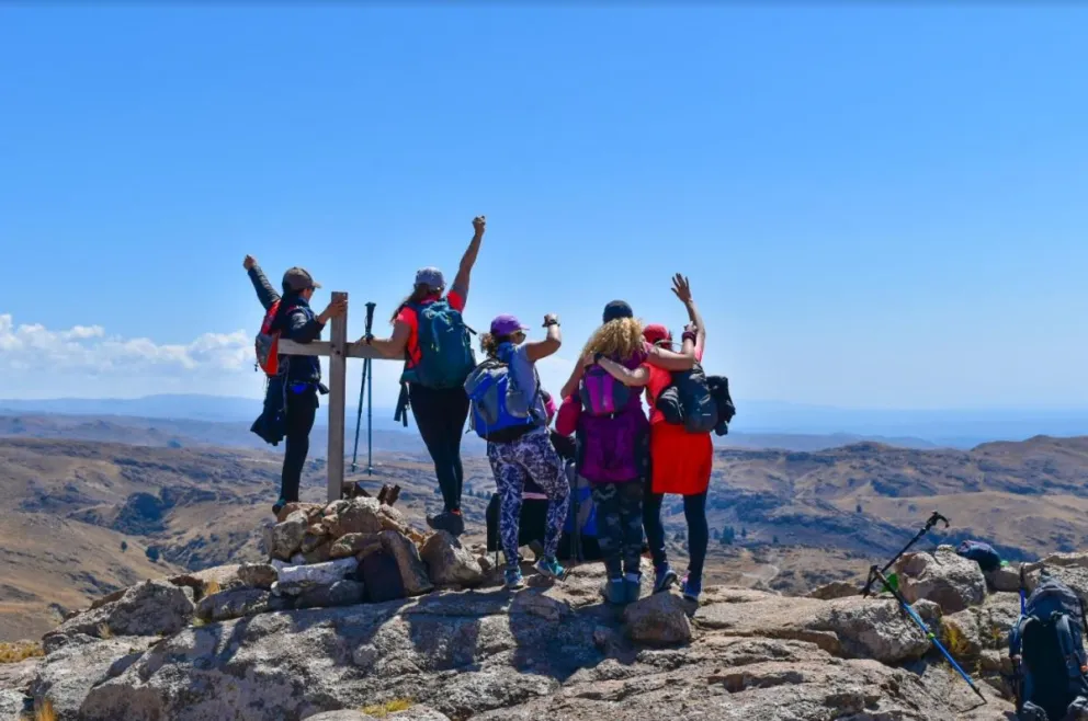 El imponente Cerro Áspero y la mina superior del Pueblo Escondido
