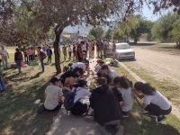 Unos 50 alumnos y alumnas de la Escuela técnica N° 34 se unieron para pintar una plaza