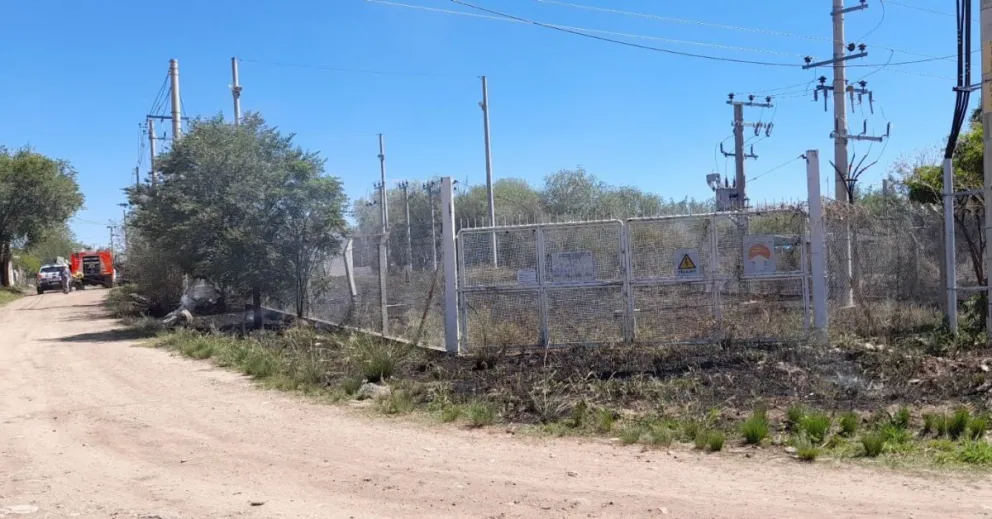 Incendio forestal muy cerca de una vivienda