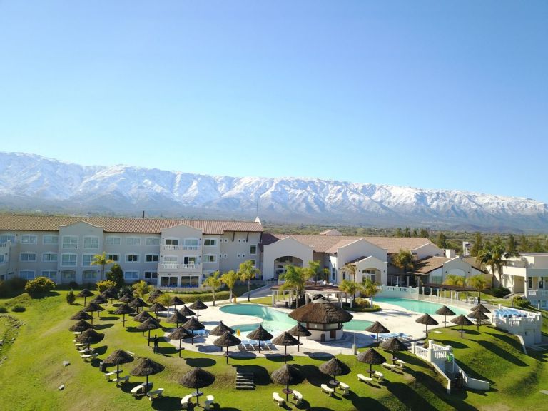 Villa de Merlo y Howard Johnson celebran la llegada de vuelos desde