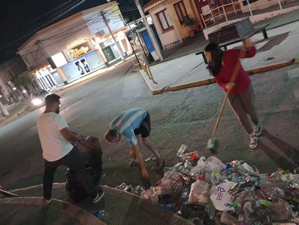 El equipo municipal dejó la plaza impecable después de los festejos