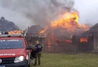Un rayo provocó el incendio total de una cabaña 