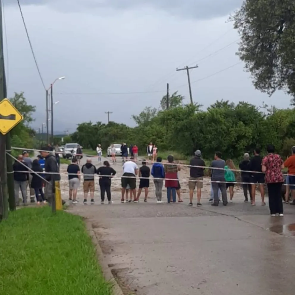 Las autoridades recomiendan evitar el cruce de vados y calles con abundante agua.