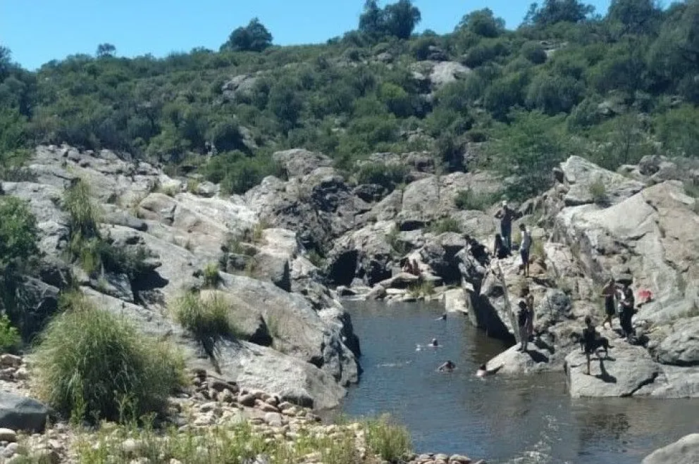 Intentó salvar a su hijo y murió ahogado