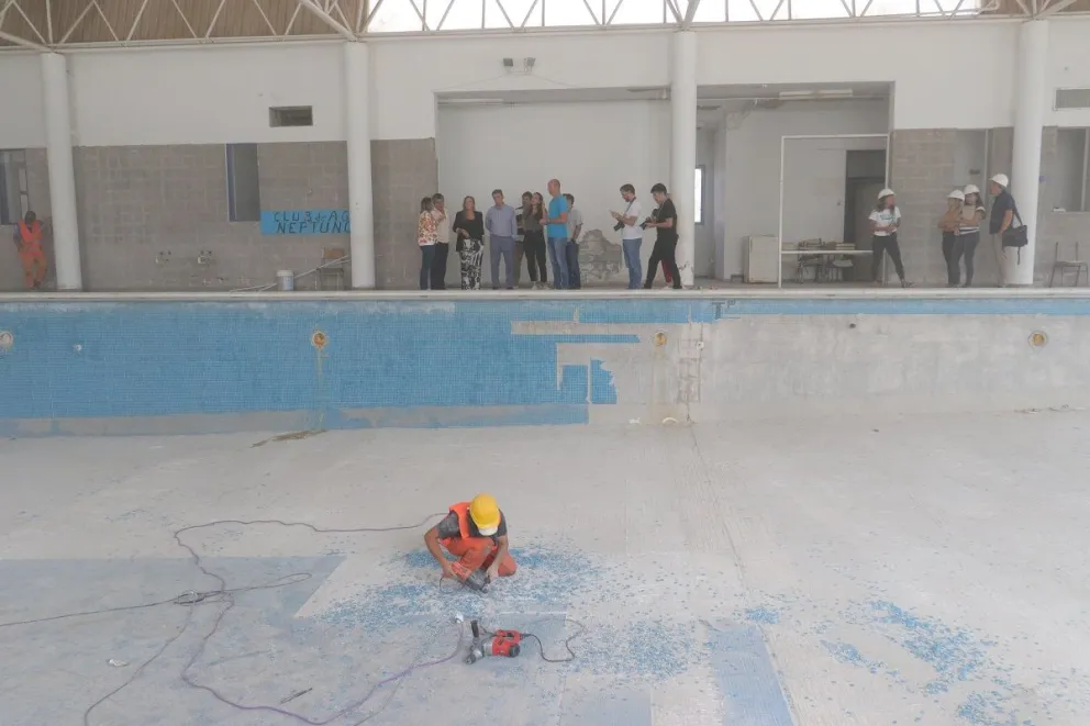 Avanza la obra para recuperar la pileta de natación climatizada de la escuela “Santiago Besso”