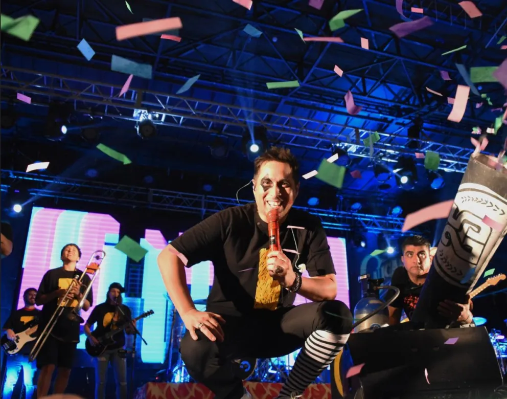 Fiestón con Los Caligaris en el cierre de los carnavales de Quines