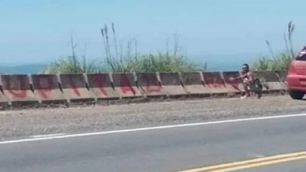 Sorprenden a turista pintando grafitis en el camino a las Altas Cumbres