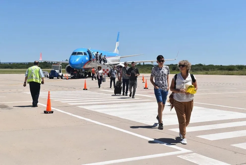 Los vuelos arribarán al aeropuerto del Valle de Conlara entre las 21:25 y las 21:55, mientras que los despegues hacia Buenos Aires se realizarán entre las 22:05 y las 22:15. 