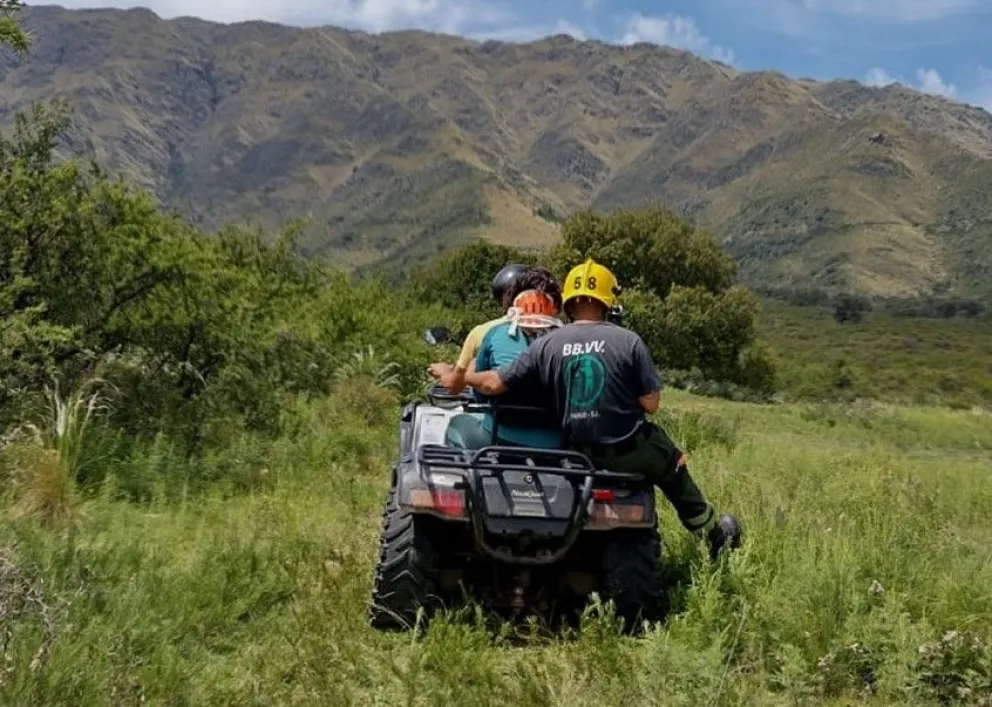 Villa de Merlo: Auxiliaron a una parapentista que se accidentó al aterrizar