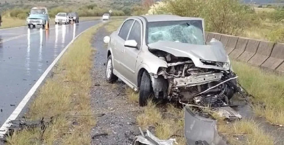 Choque frontal entre un vehículo y un micro en el camino de las Altas Cumbres