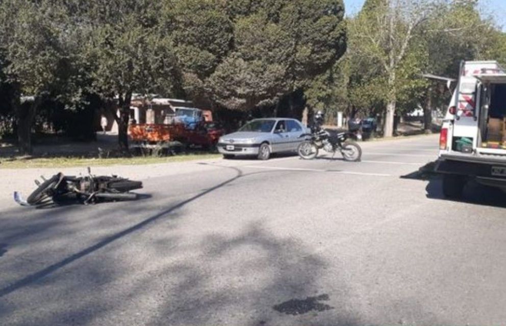 Accidente entre moto y auto dejó un herido en la Ruta N° 5
