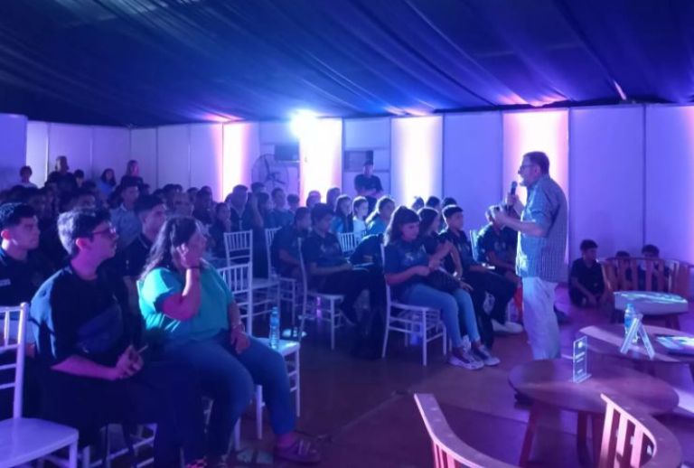 Gustavo Menéndez presentó “Ocho maneras de atrapar al lector”