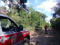 Aterrizaje forzado: un parapentista terminó enganchado en árboles y cables