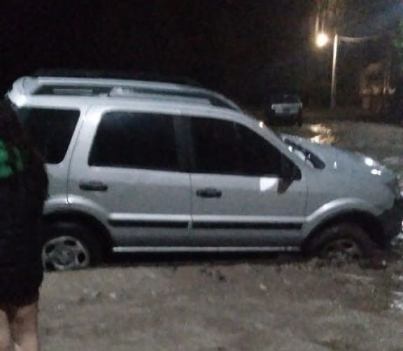 Camioneta se hundió en una zanja abierta para el gas natural