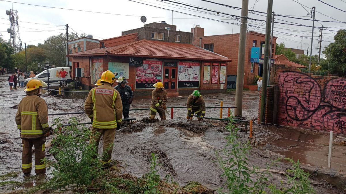 Temporal feroz en Villa de Merlo: Diez dotaciones de Bomberos Voluntarios afectados a la emergencia