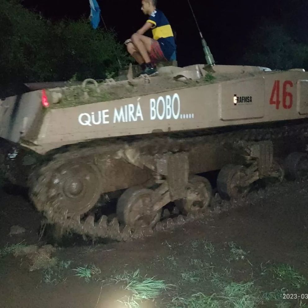 Con la ayuda de un tanque de guerra auxiliaron a una dotación de bomberos de Carpintería