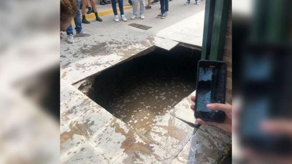 Se hundió el piso de una escuela y alumnos cayeron a una cámara séptica