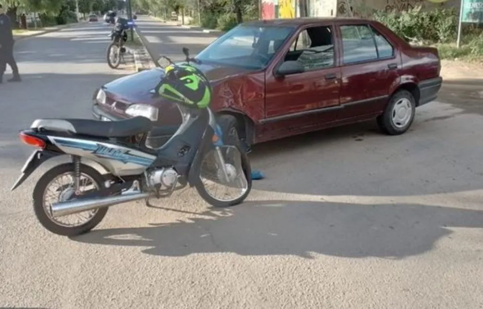 Accidente de tránsito entre una moto y un auto | InfoMerlo.com