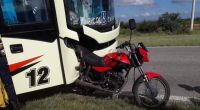 Ruta 1: Una moto quedó incrustada en un ómnibus que trasladaba turistas