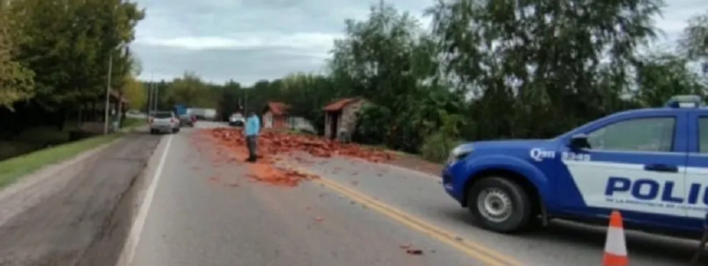 Traslasierra: se despistó un camión y perdió la carga de ladrillos sobre la Ruta 14