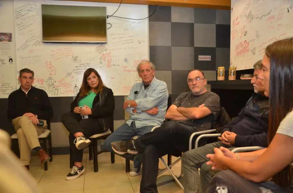 Gato Fernández junto a integrantes de las asociaciones de alojamientos de Villa de Merlo