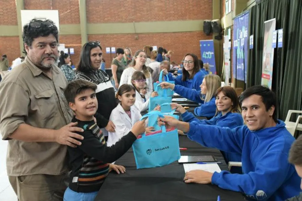 El 5 y 8 de mayo alumnos de Villa de Merlo recibirán sus tablets y netbooks