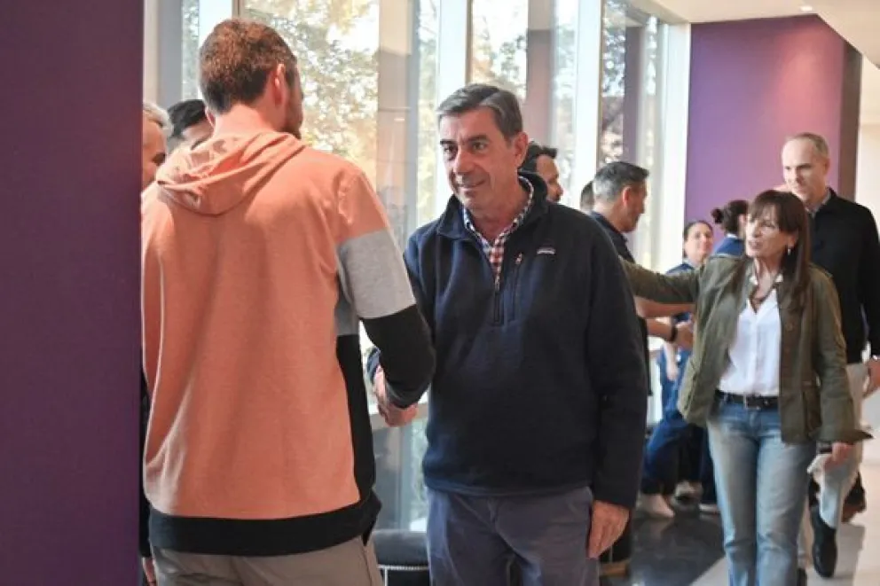 Gato Fernández con trabajadores del grupo Slots, junto a la diputada, Gloria Petrino