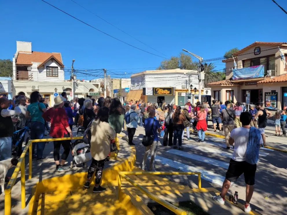 Protesta de integrantes de Amigos de Merlo frente a la municipalidad