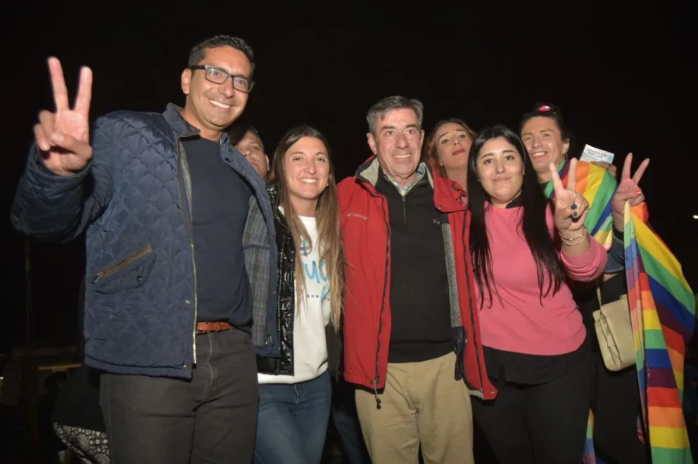  Gato Fernández visita Merlo en medio de una campaña provincial que se puso caliente