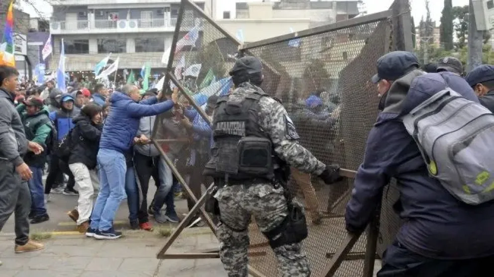 Batalla campal en Jujuy: Morales aprobó la nueva Constitución y la violencia no cesa en las calles